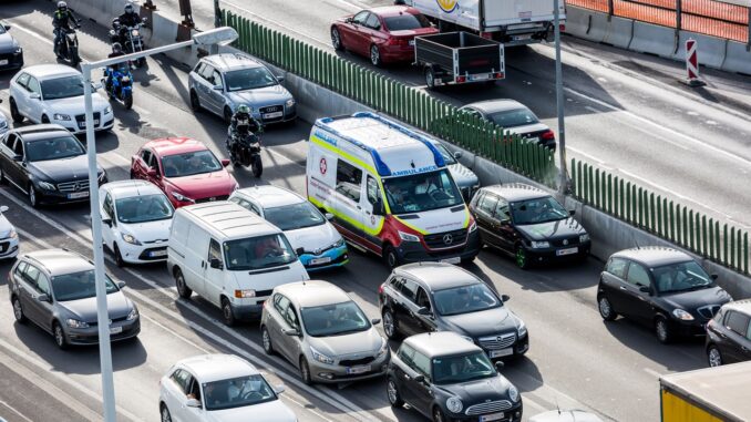 ÖAMTC: Was ist im Stau verboten, was erlaubt?