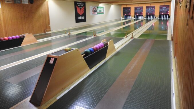 Die Kegelbahn in Gänserndorf ist ein beliebter Ort für Freizeitaktivitäten und geselliges Beisammensein.