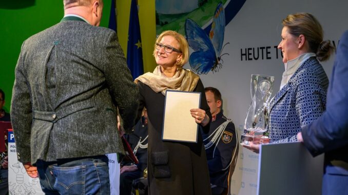 „Was wir kennen, schätzen wir und was wir schätzen, schützen wir“, sagten Landeshauptfrau Johanne Mikl-Leitner und Landesrätin Susanne Rosenkranz bei der Verleihung der Naturschutzpreise. © NLK Burchhart