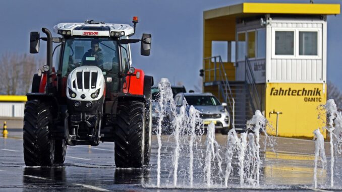 ÖAMTC Fahrtechnik: Traktorentrainings 2025 starten an fünf Standorten
