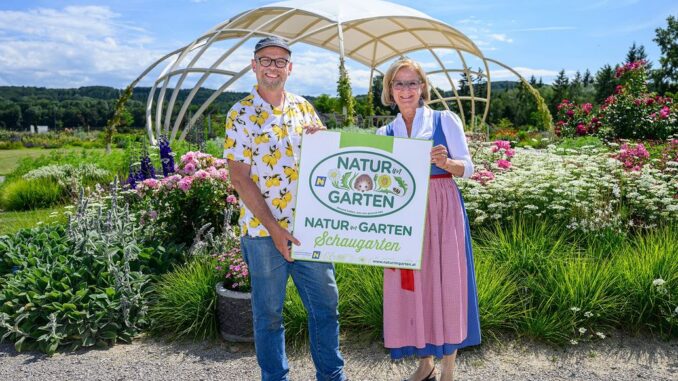 Schaugärtner Reinhard Oberleitner von „Oberleitner Gartenkultur“ und Landeshauptfrau Johanna Mikl-Leitner