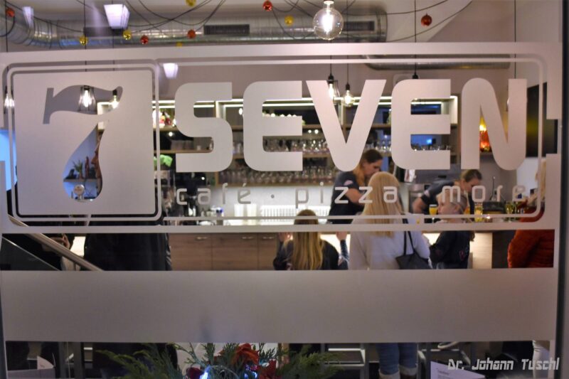 Pizzeria • SEVEN • Restaurant • Cafè